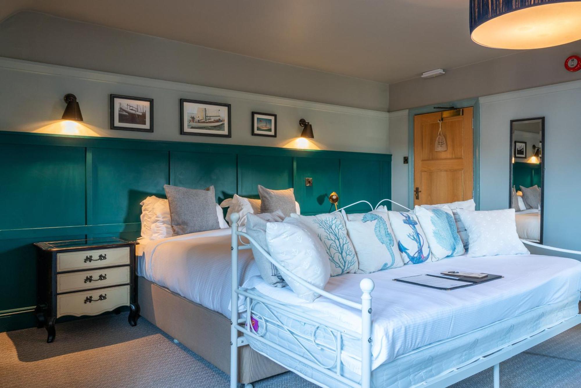 The Mayflower Lymington Bagian luar foto